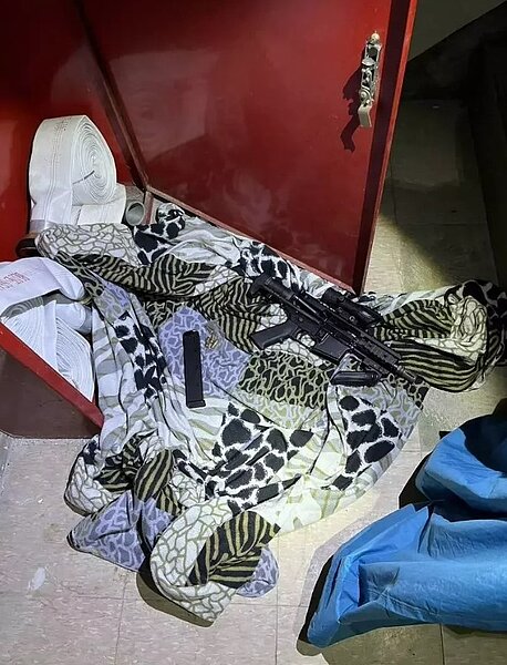 基隆大樓消防箱藏長槍，原來是槍砲通緝犯放的落跑被逮。圖／記者游明煌翻攝
