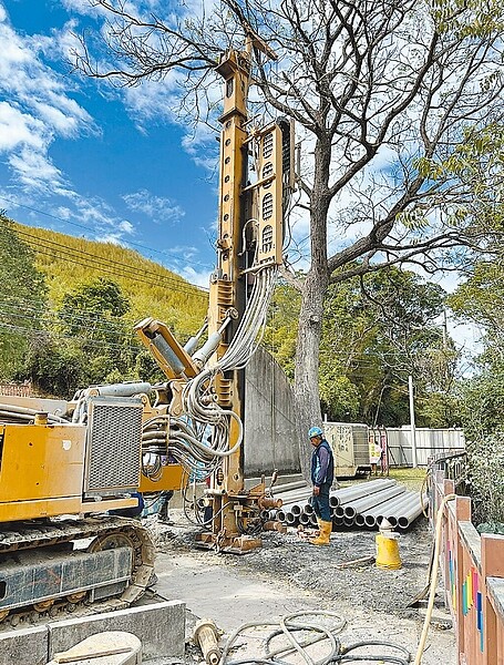 桃園市水務局為抗旱，在新屋、平鎮、龜山、大溪設置每日供水500噸抗旱備用水井，復興山區也有3處供水150噸水井，預計4月底完工。圖／桃園市水務局提供
