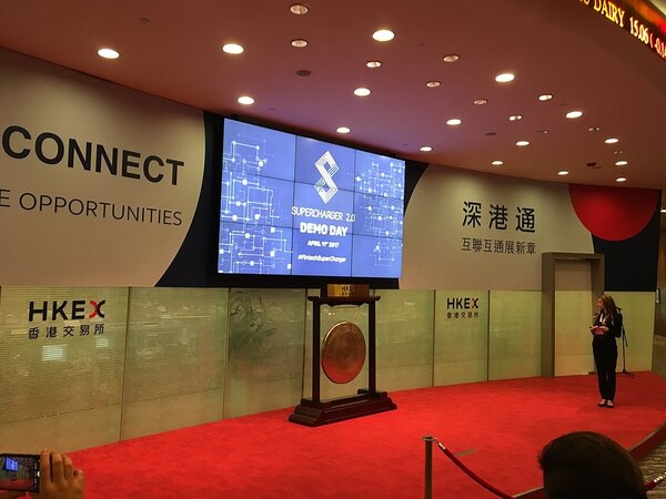 港交所行政總裁表示，香港作為國際金融中心不是一兩天就可被取代，同時強調近期港股已出現正面信號；圖為香港交易所舉行上市、開市及收市儀式的場地／維基百科