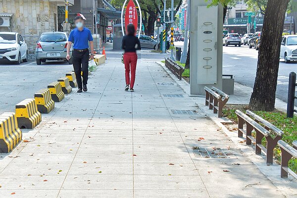 高雄市人行道首創座椅式護欄,保護人行安全。圖/高雄市政府提供