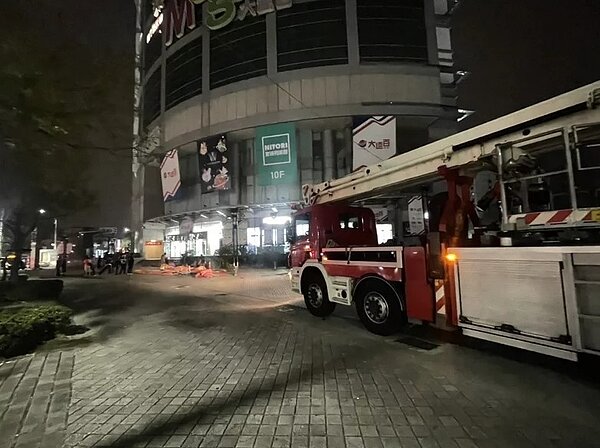 消防人員充氣墊防意外發生。圖/記者古和純翻攝