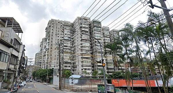 新北市汐止崇德好室社會住宅新建工程於近日進行高空作業險發生墜落案,國家住都中心已管制吊車使用並依契約規定開罰,後續將強化安全作業規範。圖/google map