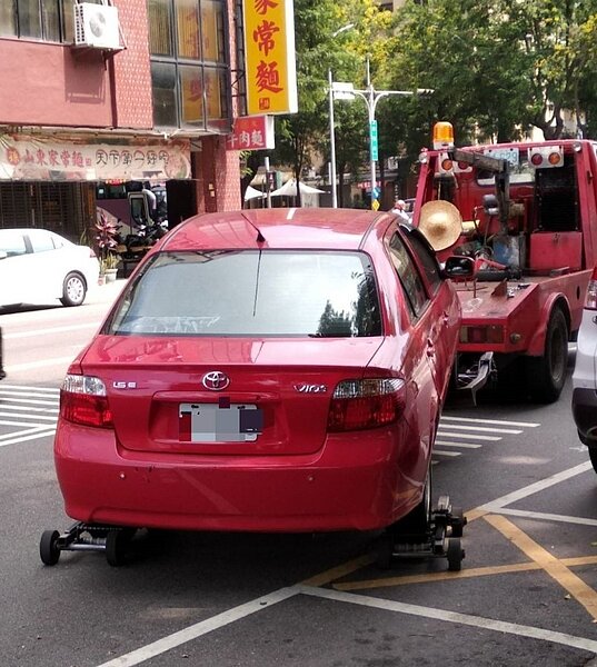 長期積欠停車費的車子停在公有車格內,將會執行拖吊讓出有限停車格。圖/台中市政府提供