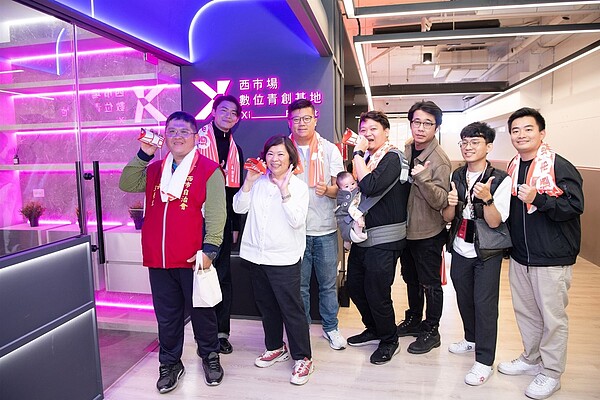 黃敏惠體驗影音設備。圖/建設處、觀光新聞處提供