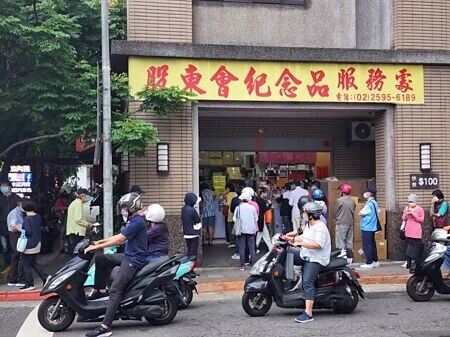 
大魯閣今年送出價值3,600元股東會紀念品，股東人數一周驟增1萬人。圖為股東會紀念品代領處前排隊場景。圖∕本報資料照片
