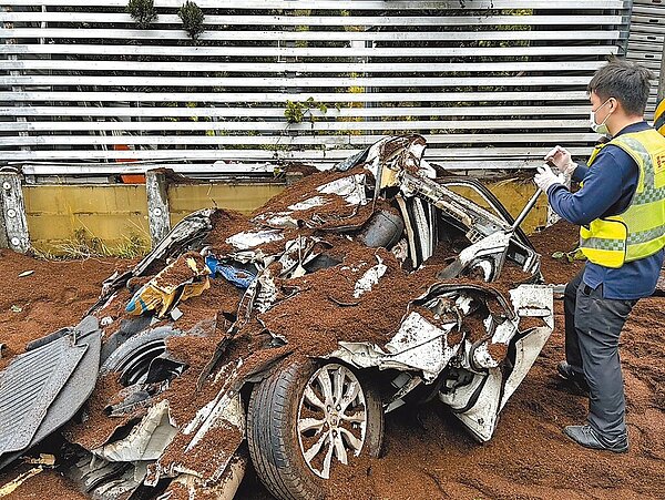 台中市10日發生重大車禍,由廖姓女子駕駛的小轎車被蘇姓男子駕駛的聯結車輾壓,廖女座車的車身嚴重毀損,幾乎成為一團廢鐵。圖/民眾提供