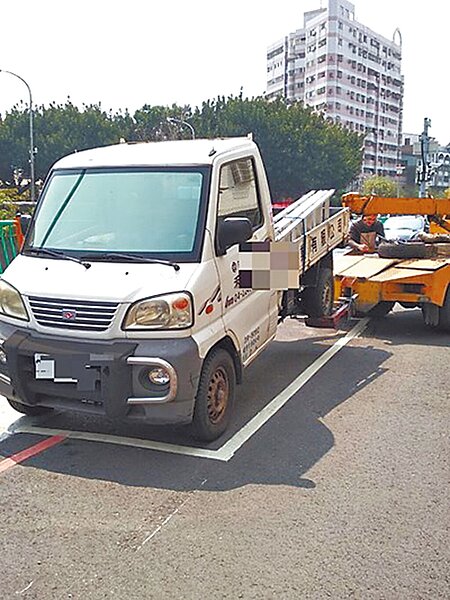 根據統計,台中市約有1成車輛積欠停車費未繳,為維護民眾停車權益,市府針對積欠停車費車輛且停在公有停車格位者,將執行拖吊。圖/台中市府提供