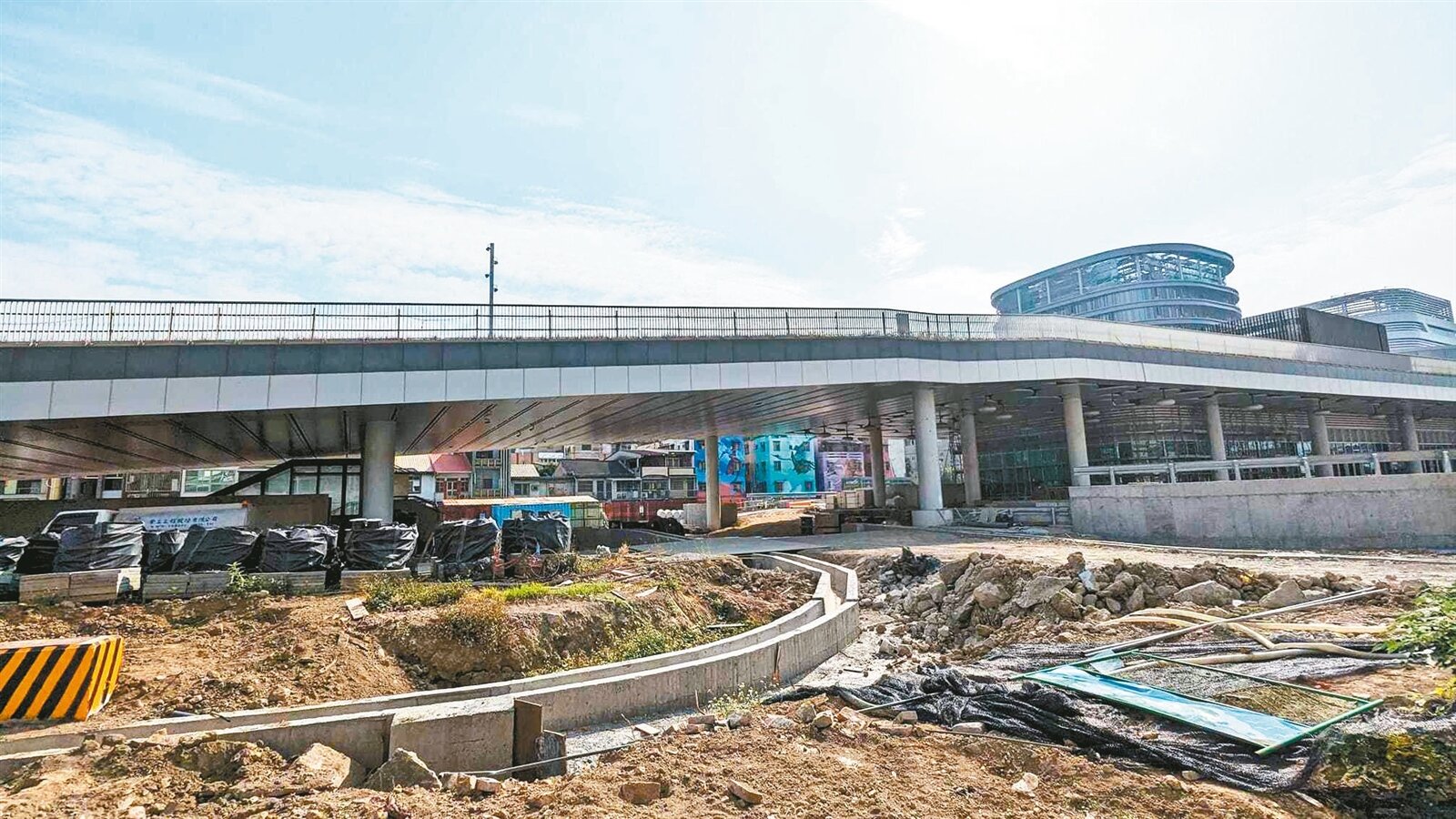 高雄車站站東路側的新公車轉運站施工中,因與地下停車場出入口面對面,民代憂增車禍風險。記者潘奕言/攝影