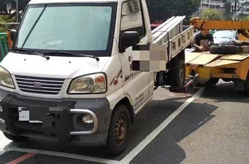 台中市有車主積欠停車費,長期停在公用車格遭到拖吊。 圖/交通局提供