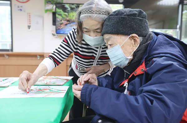 家總去年起試辦「互助喘息」計畫，由一位專業照服員搭配一位照顧者志工，而照顧者志工值班1天，就可喘息2天，紓解壓力，今年試辦計畫進入第2年，將強化增加案源策略，包括加強教育宣導、培力專業人員、社區鄰里合作。記者許正宏／攝影