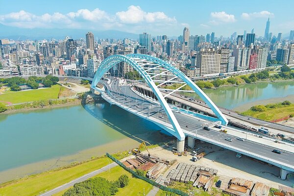 新中正橋將於16日起，開放新北市往台北市方向通行，屆時也等同宣告新橋正式雙向通車。圖／新北市工務局提供