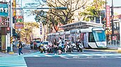 輕軌、車輛共用道路...誰優先？爭不休