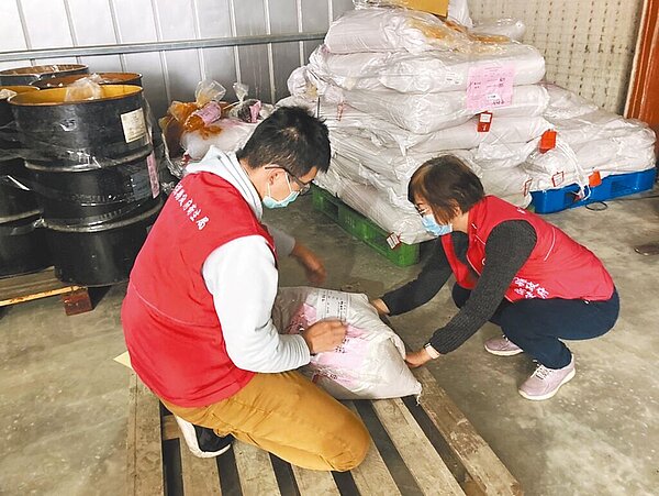 南投縣衛生局人員10日前往金福華食品貿易公司,稽查從津棧公司進貨的辣椒粉原料。圖/南投縣衛生局提供