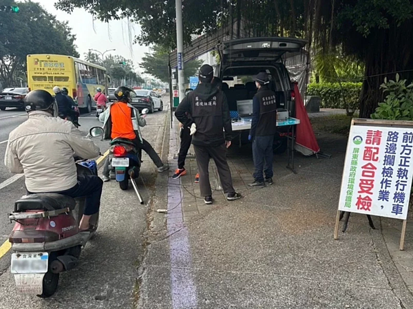 屏東縣潮州鎮空品呈紅色警示等級,環保局啟動空品不良應變作業,提醒民眾隨時注意空氣品質,做好自我防護。圖/屏東縣府環保局提供