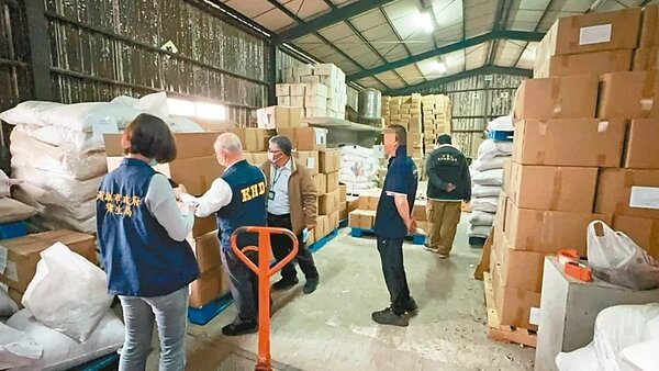 高雄市衛生局再檢出津棧公司進口的二萬一○三五公斤辣椒粉含蘇丹紅,已流向九縣市十三家廠商,圖為衛生局日前赴津棧稽查。圖/高雄市衛生局提供