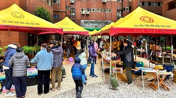 新北市中和花園廣場社區在元宵節當日舉行愛心跳蚤市集,許多住戶都前來現場挖寶。圖/永慶房屋提供