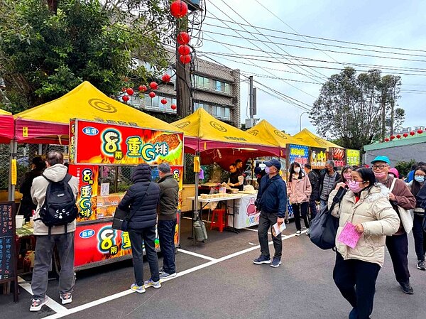 永慶房屋贊助活動帳篷,協助舉行新店安坑地區聯合園遊會。圖/永慶房屋提供