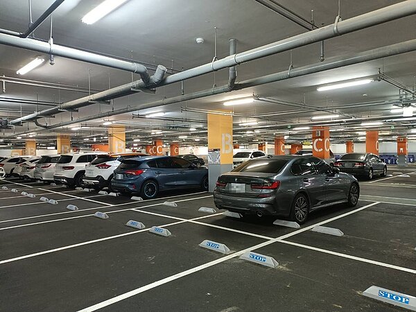 為保障棒球場地下停車場使用民眾安全及車主權益,4月1日起新竹棒球場地下停車場暫停營運。圖/新竹市政府提供