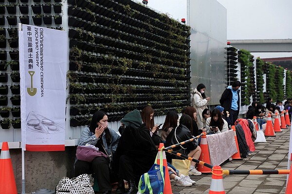 台中巨蛋開工,熱情粉絲至現場排隊。圖/台中市政府提供