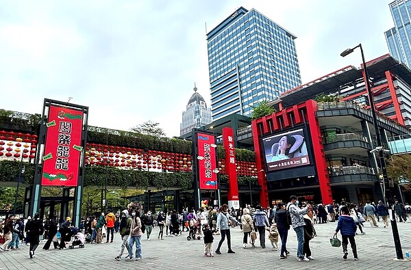 30年前股市上萬點 有倒店潮嗎?股海老手:東區塞滿人 直言這點難超越 信義區街景。圖/好房網News記者蔡佩蓉攝影