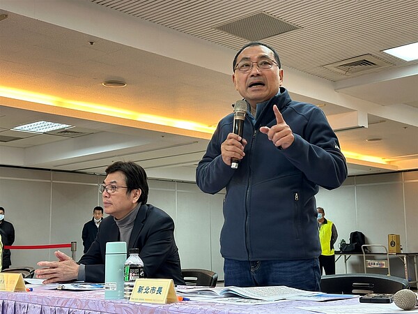 新北市長侯友宜於會中聽取里長意見，關心地方需求。圖／新聞局提供