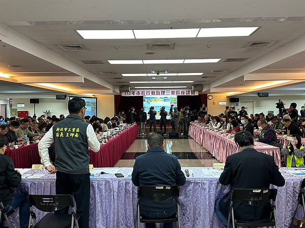 新北市府團隊前往三重與里長面對面座談,傾聽基層心聲。圖/新聞局提供