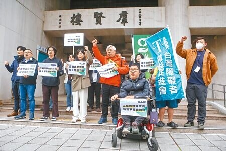 
行政院會上周通過10項交通違規微罪不記點，也不開放民眾檢舉。行人零死亡推動聯盟11日宣布，將發起快閃抗議活動，呼籲朝野立委退回法案。（鄧博仁攝）
