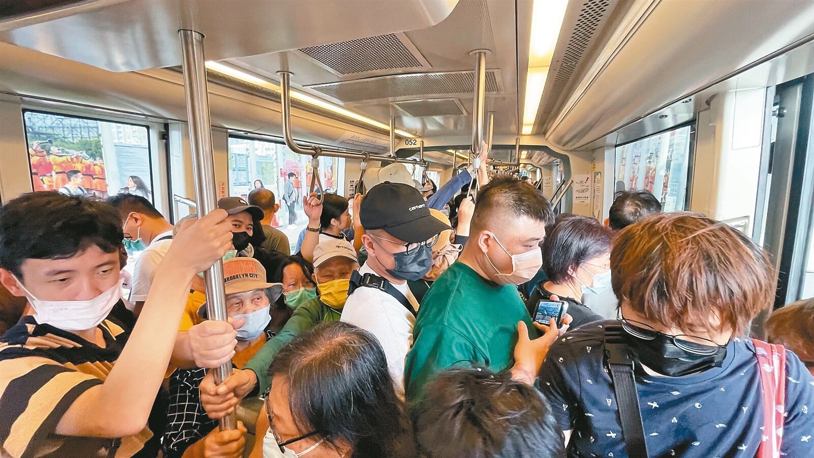 高雄輕軌試營運期間免費，加上黃色小鴨風潮，搭乘民眾時常擠爆輕軌，月台也滿滿人潮。記者劉學聖／攝影 