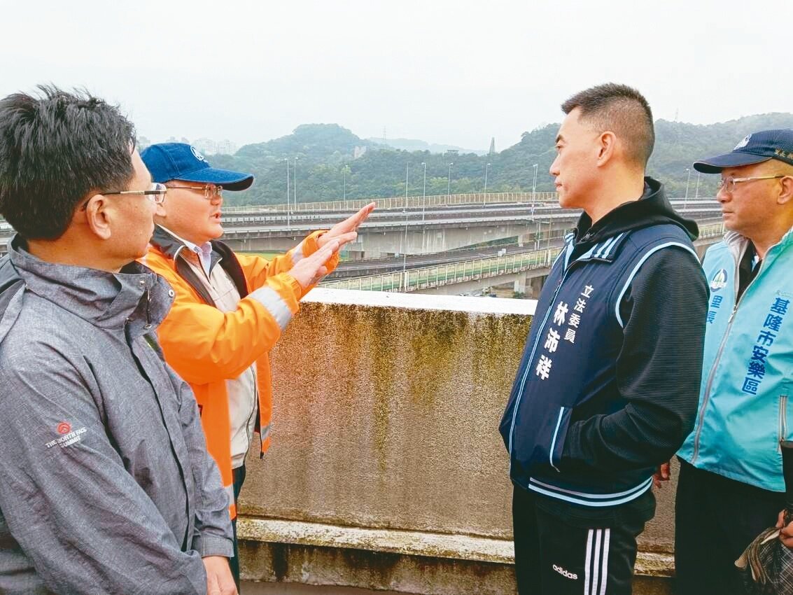 基隆立委林沛祥（右前）昨邀高公局會勘國道3大武崙端匝道，盼改善尖峰回堵問題。記者邱瑞杰／攝影 