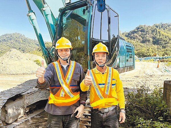 台北市環保局廢棄物處理廠重機械操作班長劉清吉(右)、重機械操作班隊員張聰師(左)負責拆解全市廢棄彈簧床墊,兩人每分鐘平均可拆1床被稱「拆解王」。(台北市環保局提供/蔡佩珈台北傳真)