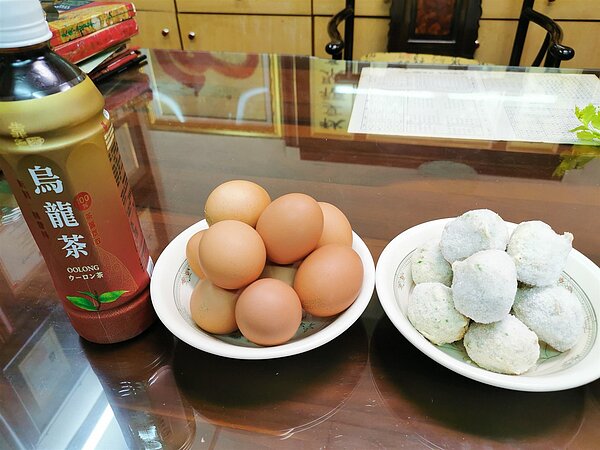 今天祭祀文昌帝君,命理師楊登嵙分享丸子、雞蛋、烏龍茶都不適合當作供品使用。圖/楊登嵙提供