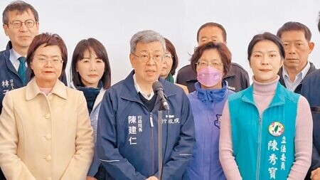 
行政院長陳建仁（前排中）11日到彰化縣視察表示，已核定台61乙線美港公路高架化工程計畫。（孫英哲攝）
