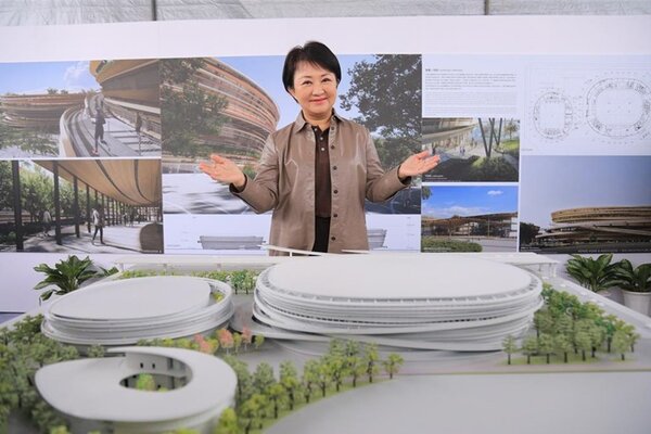 台中市長盧秀燕與台中巨蛋建築模型合影。圖／台中市政府提供