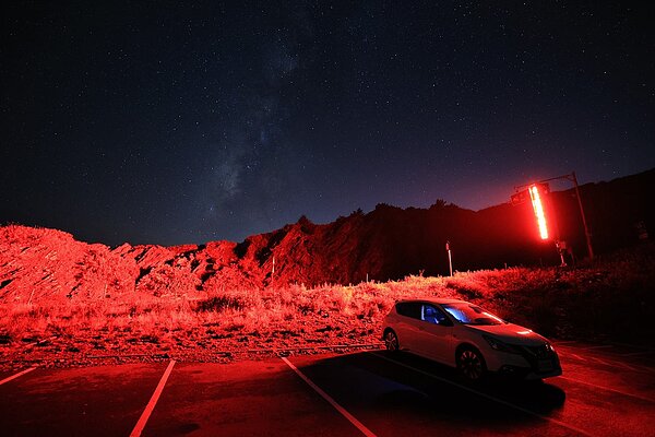 合歡山昆陽停車場去年才因LED電子路況告示看板過亮,造成嚴重光害引發關注。圖/許姓民眾提供