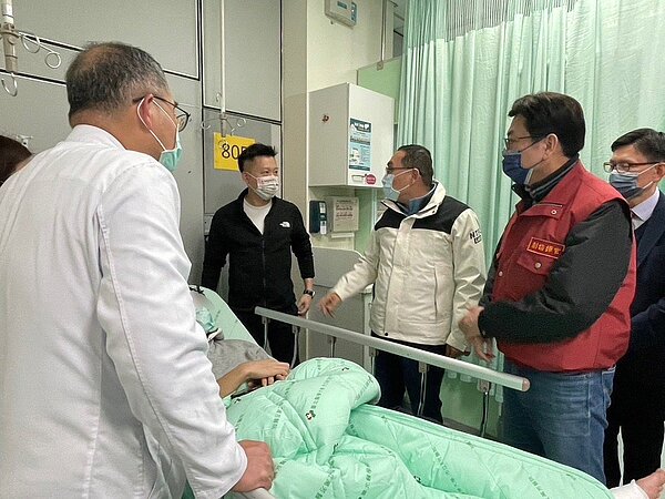 新北市長侯友宜赴萬芳、北醫視察康橋中學校車翻覆學生情況。圖/新北新聞局提供