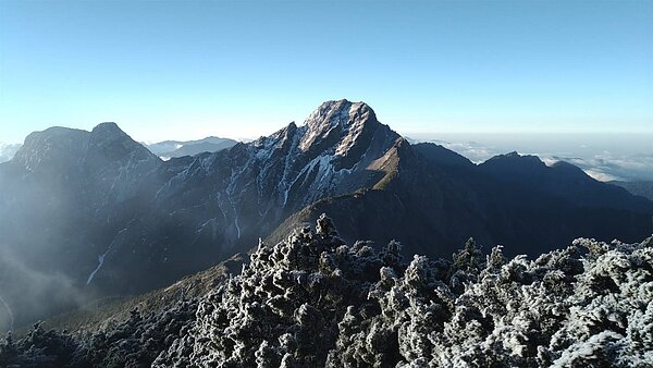 深夜玉山北峰下霰，今晨景色。圖／氣象署提供