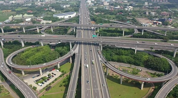 台66快速道路接北上國1高速公路路段常塞車（圖），地方盼新梅龍快速道路早日興建，疏解車流。圖／中壢工務段提供
