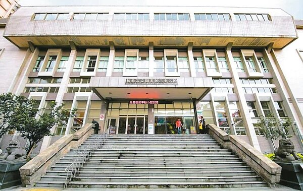 新北市立圖書館三重分館使用近半世紀,文化局預計投入30億打造未來新世代圖書館。圖/新北文化局提供