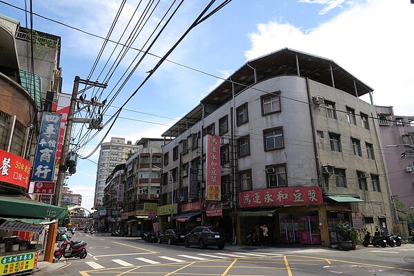 大震來房屋損「民眾很急」!新北住都協助社區多元都更 新莊區光明段危老案重建前。圖/新北市都更處提供