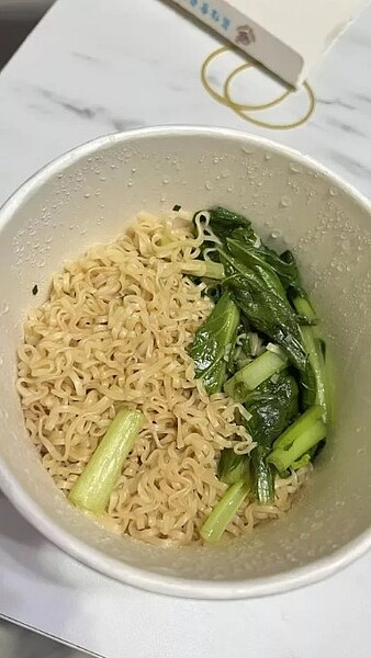 有名網友表示,半夜叫了一碗蔬菜炒泡麵,驚見內容物少得可憐。 圖/擷自臉書社團「爆怨2公社」