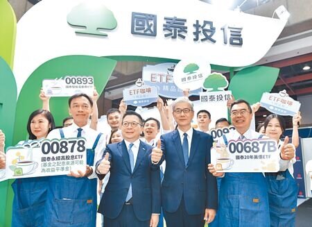 由於ETF月月配息,年化報酬率甚至是定存的4到5倍,不少小資族寧可提前把定存解約,也要拿錢去買00940。圖為台灣證券交易所2023年8月舉辦「榮耀20 ETF啟動財富博覽會」。(本報系資料照片)