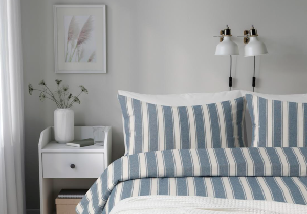 經典藍白條紋色調，天然100%可再生棉織成的被套。圖／IKEA提供
