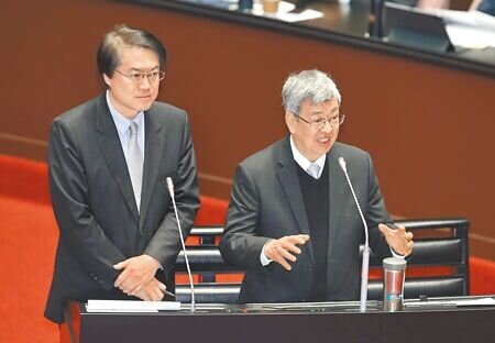 針對數位身分證政策於2021年暫緩推動,國民黨立委謝龍介質疑賠償最少超過10億,內政部長林右昌(左)12日在立法院答詢時說,機器是資產,行政院長陳建仁(右)則表示,數位身分證還沒有要實施,機器跟材料可以用在其他用途。(姚志平攝)