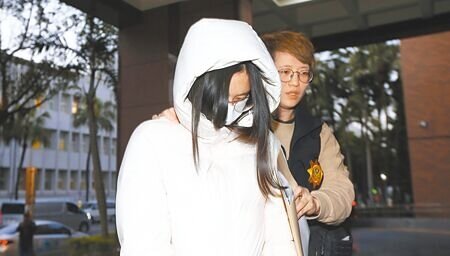 
台北市發生1歲10個月劉姓男童遭虐致死案，兒福聯盟社工陳尚潔（前）12日移送北檢複訊。（鄧博仁攝）
