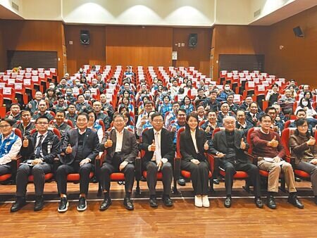 園縣市高峰會第5次會議12日下午登場,此次會議由竹科管理局主辦,包括新竹市長高虹安(首排右四)、新竹縣長楊文科(首排左四)、苗栗縣長鍾東錦(首排左三)、竹科管理局長王永壯(首排右五)與會。(王惠慧攝)