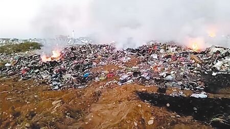 
嘉義市位於湖子內的環保用地資源回收暫置場2月20日發生大火，環保局12日專案報告，多位市議員不滿，怒批環保局內部無人懲處、無人負責。（本報資料照片）
