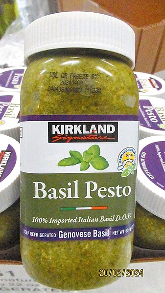 食藥署12日公布邊境查驗不合格名單,好市多公司從美國進口的羅勒調味醬被檢出致癌物環氧乙烷,違反不得檢出規定,共673.92公斤依規定退運或銷毀。圖/食藥署提供