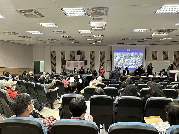 基泰大直案去年事發迄今超過半年,基泰建設今晚與損鄰戶召開說明會,並邀集有意願直接和解的住戶商討方案。圖/讀者提供