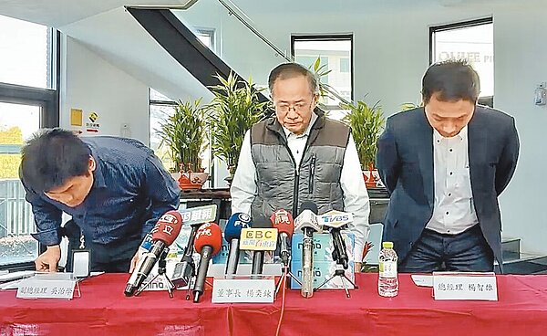 金福華食品公司誤用含蘇丹紅辣椒粉製沙茶醬,銷往全台139家業者,該公司董事長楊奕鍊(中)12日親上火線向大眾鞠躬道歉。圖/民眾提供