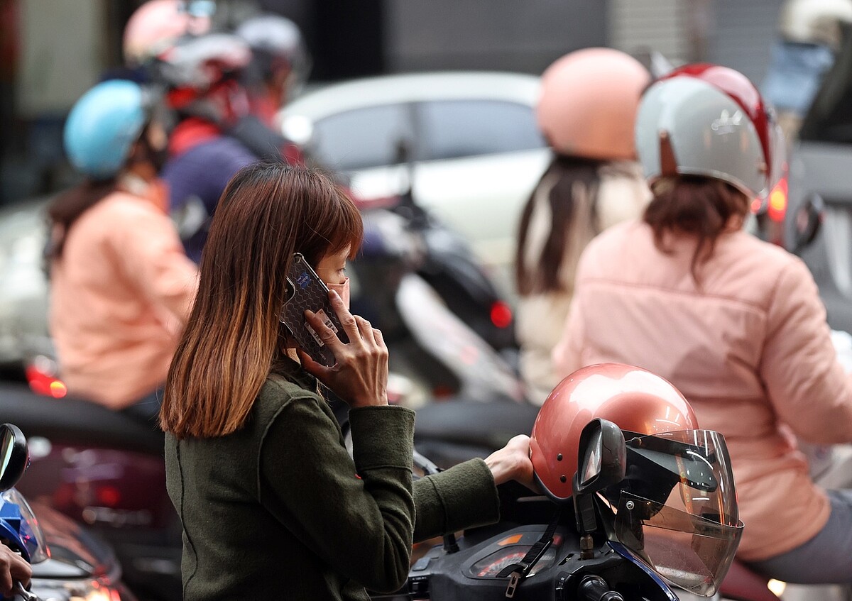 行政院會通過包括騎車講電話等10種,罰鍰在1200元以下違規,微罪不開放檢舉、記點的修正草案。記者杜建重/攝影